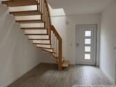 Diele und Aufgang zum Obergeschoss - 5 Zimmer Einfamilienhaus in Neuenhagen