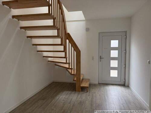 Diele und Aufgang zum Obergeschoss - 5 Zimmer Einfamilienhaus in Neuenhagen