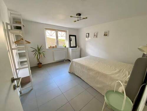 EG (v. Rückseite aus) -Einliegerwohnung - Zimmer 1 - 
