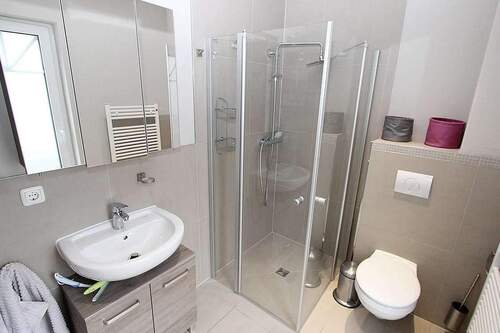 EG - tagesbelichtetes Duschbad - 