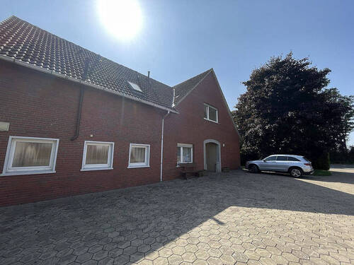 Hausansicht vom Hof - Viel Platz für Ihre Familie - Generationenhaus