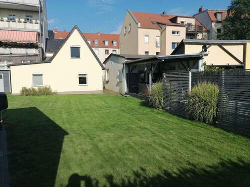 7 Hausansicht mit Garten und Garage.jpg - 