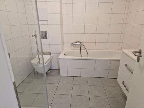 Badewanne u. Duschtoilette - 