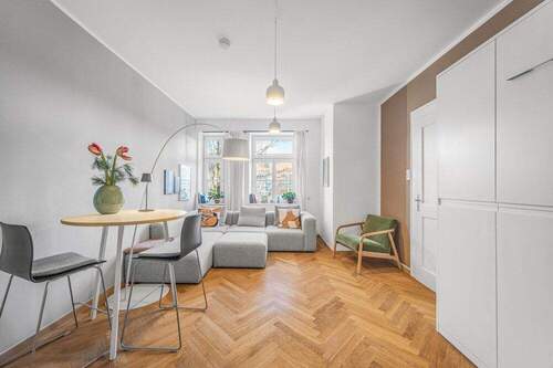 Wohnzimmer - 2 Zimmer Etagenwohnung in München