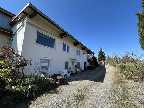 Ansicht Gewerbehalle mit ELW - 