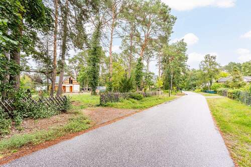 Gepflegte Umgebung mit Einfamilienhäusern - perfekte Lage für Ihr neues Zuhause - Grundstück zum Kaufen in Nuthetal OT Bergholz-Rehbrücke