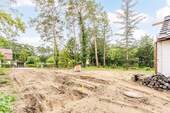 Grundstück mit Blick zur Straße - 