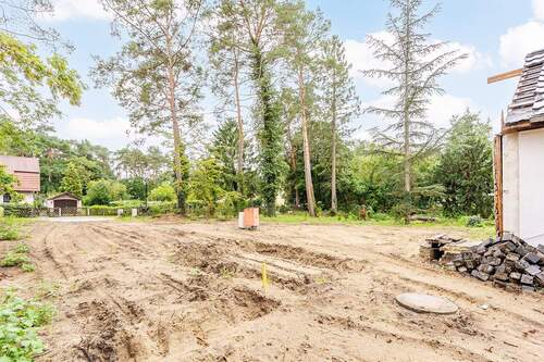 Grundstück mit Blick zur Straße - 