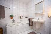 04_Badezimmer_mit_Wanne_und_Dusche - Etagenwohnung mit 116,00 m² in Bad Essen zum Kaufen