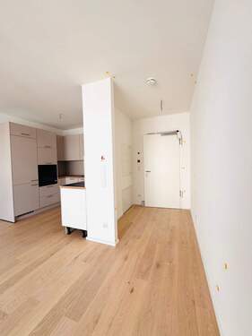 Blick offene Einbauküche/Eingangsbereich - 2 Zimmer Etagenwohnung in Berlin