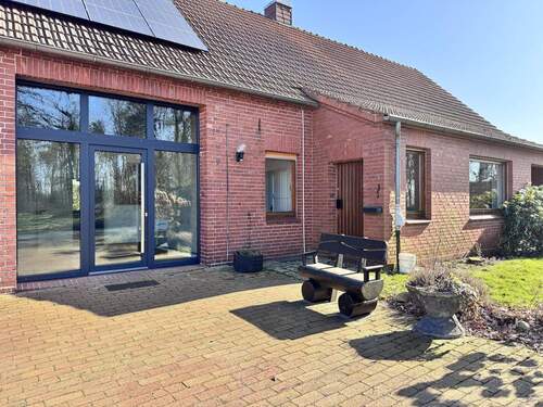 Straßenansicht mit zwei Eingängen - 