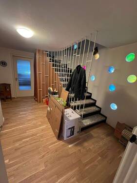 Flur mit Treppenaufgang EG - 