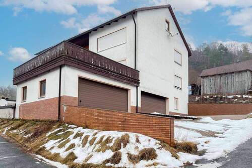 Hausansicht - Platz für Generationen: Großzügiges Zweifamilienhaus mit Dachterrasse, Balkon & Ausbaureserve