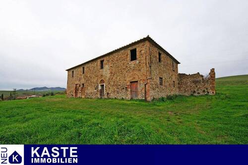 Titel - Renovierungsbedürftiges toskanisches Landhaus in Lajatico in der Toskana.