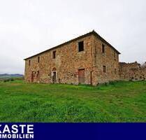 Renovierungsbedürftiges toskanisches Landhaus in Lajatico in der Toskana.