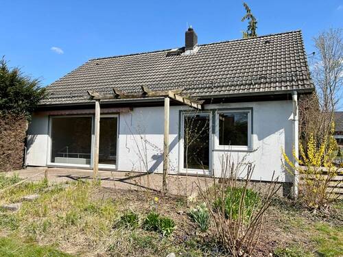 Hausansicht mit Terrasse - 