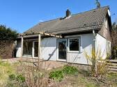 Hausansicht mit Terrasse - 