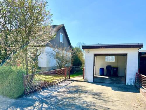 Hausansicht mit Garage - 