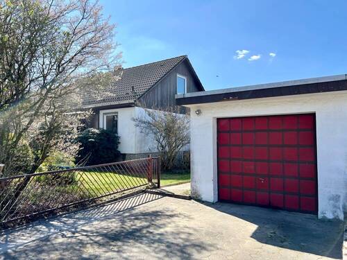 Hausansicht mit Garage - 