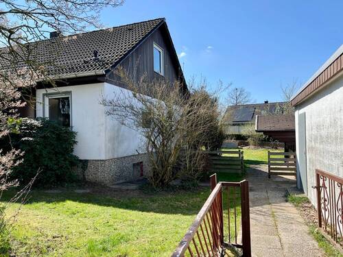 Hausansicht mit Gartenzugang - 