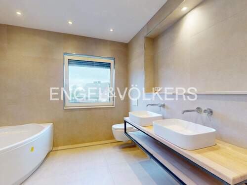 modernes Dusch- und Wannenbad - 