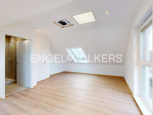 lichtdurchflutetes Zimmer im DG ... - 