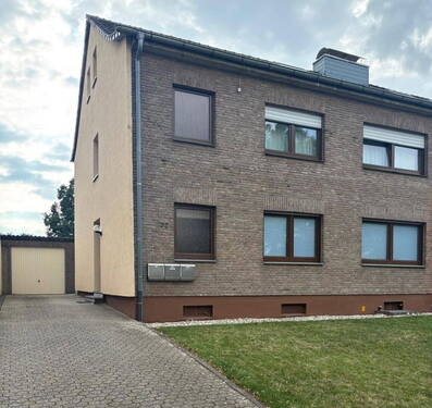 Vorderansicht - ZUM VERKAUF: Mehrparteienhaus mit 3 Mieteinheiten, Garten und Garage