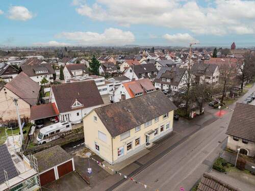 Umgebung und Stellplatzfläche neben dem Haus - 