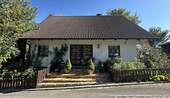 Hausansicht - Freistehendes EFH mit 3 PKW-STP i.Fr. 2-Zimmer-Einliegerwohnung in 79739 Schwörstadt-Dossenbach