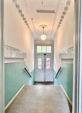 Hauseingang - 2 Zimmer Etagenwohnung zum Kaufen in Berlin