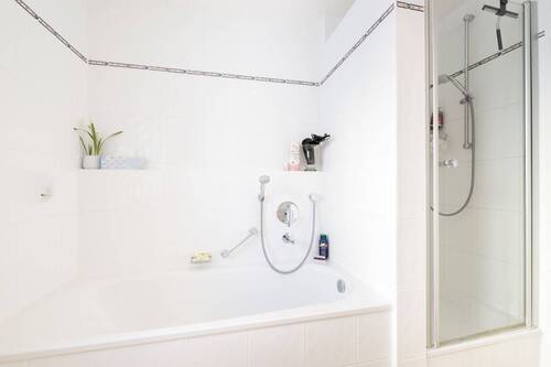 Badewanne und Dusche - 2 Zimmer Etagenwohnung in München