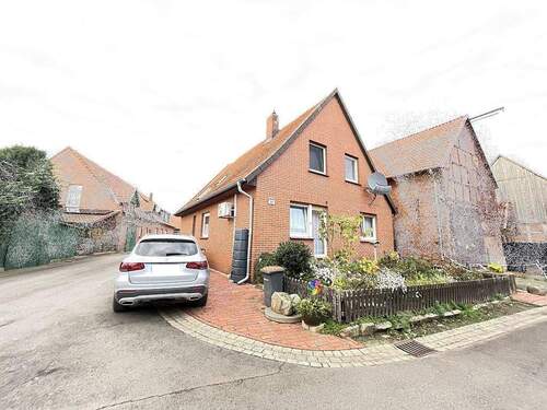 Hausansicht von Straße - 8 Zimmer Einfamilienhaus zum Kaufen in Petershagen-Schlüsselburg