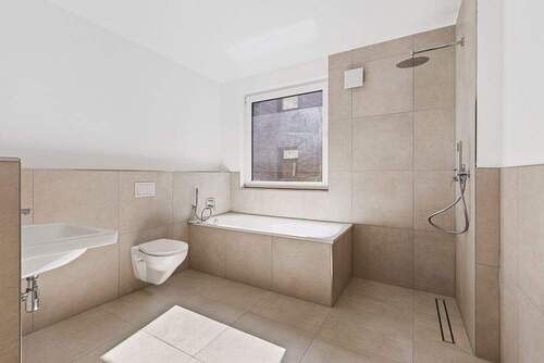 Vollbad im Obergeschoss - 