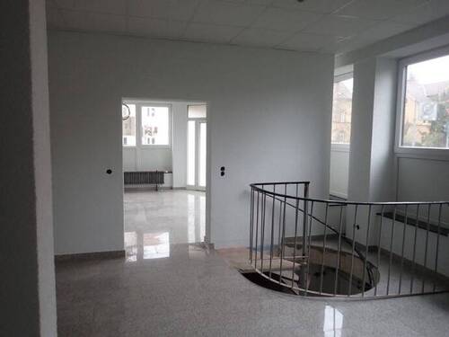 Raum 2 mit Kellerabgang - 3 Zimmer Büro in Göttingen