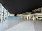 Innenansicht Showroom - ca. 1.200 m² große Showroom- und Werkstattfläche mit Büro und Freifläche