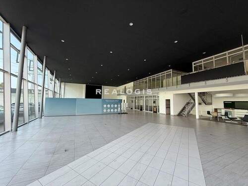 Innenansicht Showroom - ca. 1.200 m² große Showroom- und Werkstattfläche mit Büro und Freifläche