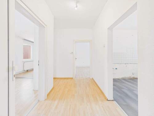 Flur EG - 6 Zimmer Mehrfamilienhaus, Wohnhaus in Laatzen