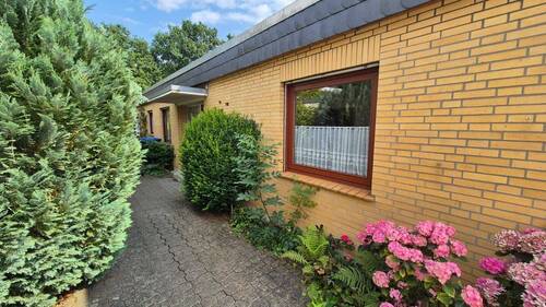 Vorderansicht - Barrierefreier Bungalow mit Keller und Garage