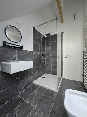 modernes Duschbad mit Fenster - 