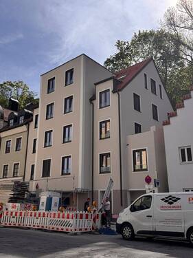 Aussenansicht - Moderne möblierte Dachterrassenwohnung im 4. OG - zentral gelegen in Landshut, mit Aufzug direkt zur Wohnung, linksseitiger Ausrichtung und Blick auf