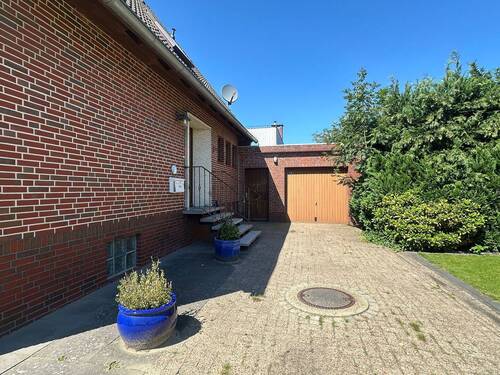 Eingangsbereich mit Garage und Zugang HWR - 4 Zimmer Mehrfamilienhaus, Wohnhaus in Elsfleth