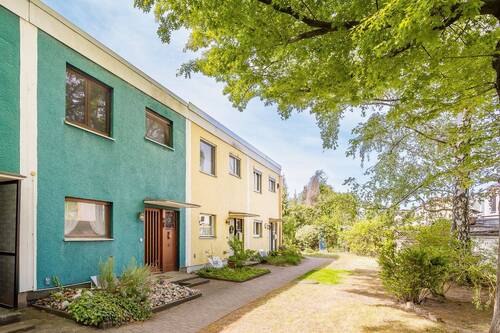 Hausansicht - Familienfreundliches Reihenmittelhaus in Lichterfelde mit Garage
