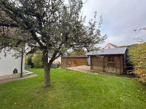Garten mit Gartenhäuschen - 9 Zimmer Mehrfamilienhaus, Wohnhaus in Hofbieber