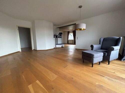 Wohnzimmer mit Blick auf den Kamin - 