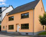 Vorder- und Seitenansicht - Einfamilienhaus 