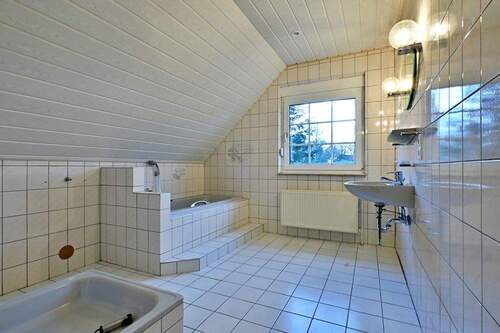 Badezimmer im Dachgeschoss - 