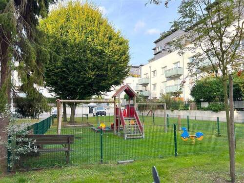 Familienfreundliche Umgebung mit Spielplatz - 
