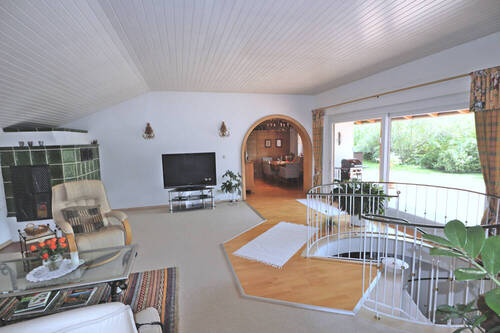 Wohnzimmer mit Zugang zum Essbereich + Terrasse - 5 Zimmer Doppelhaushälfte zum Kaufen in Holzkirchen