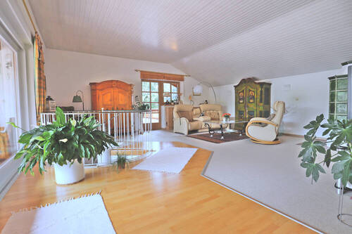 Wohnzimmer mit zwei Terrassenausgängen EG - 5 Zimmer Doppelhaushälfte in Holzkirchen