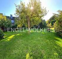 Viel Frühjahrssonne auf gut geschnittenem Grundstück mit Altbestand - Hamburg Rahlstedt